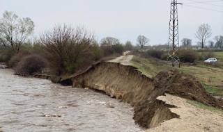 Подкопана дига на Марица заради дъждовете (СНИМКИ)
