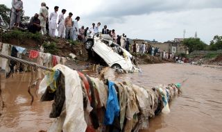 Най-малко 500 души са загинали при наводнения