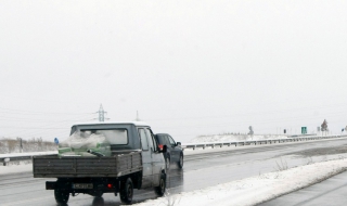 Свлачище затрудни движението по магистрала "Люлин"