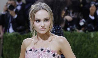 Дъщерята на Джони Деп позира топлес за списание (СНИМКА)