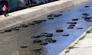 Десетки автомобилни гуми плуват в река Слатинска