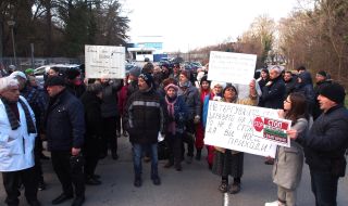 Има ли полиция във Варна: Вандали пак потрошиха Тубдиспансера в морската столица