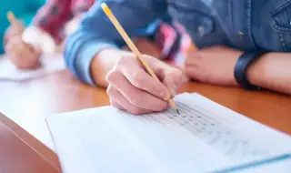 Седмокласниците се явяват на матура по БЕЛ