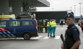 Сигнал за бомба изпразни летището в Амстердам