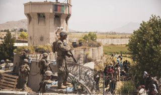 Три хеликоптера евакуират американци от Кабул