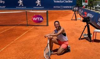 Тенисистка показа впечатляващата си колекция от фланелки на Барса (ВИДЕО)