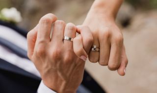 Защо носим брачната халка на безименния пръст?