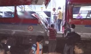 Два влака дерайлираха в Индия, поне 207 са загиналите ВИДЕО