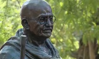 Срам – откраднаха очилата на статуята на Ганди във Варна