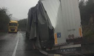 Два камиона се удариха на пътя Монтана – Видин