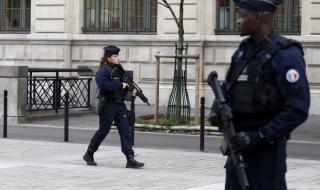 Убиха четирима полицаи в Париж