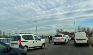 Шофьор предизвика две катастрофи на "Цариградско шосе" и избяга