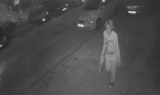 Агресивна блондинка чупи коли наред в центъра на Варна (СНИМКИ)