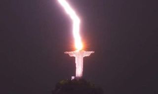 Мълния удари върха на статуята на Христос в Рио