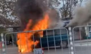 Първо във ФАКТИ: Кола изгоря за минути пред НАП-Варна (ВИДЕО)