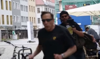 Репортер погна бившия директор на ЦРУ