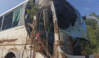 20 души загинаха при катастрофа на автобус и камион в Южна Африка