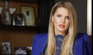 Бояна Шарлопова показа завидна форма по бански на яхта в Гърция (СНИМКИ)