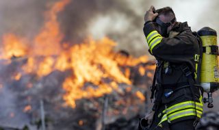 Огнен ад: Затворени летища и евакуация на граждани в Южна Италия