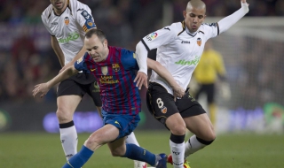 Иниеста и Касияс на лов за автографи (видео)