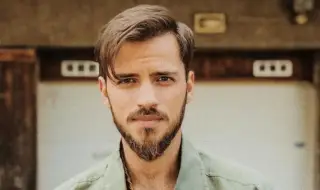 Актьорът Алекс Иванов от "Братя" се сгоди на сцената след спектакъл (СНИМКА)