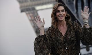 Синди Крауфорд само по хавлия (СНИМКА)