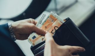 Повече от половината европейци искат да запазят достъпа си до пари в брой