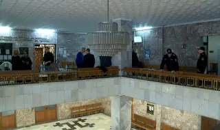 Двама от групата за палежи, рекет и наркотици остават в ареста