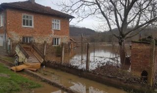 Оглеждат щетите от наводнението в село Кости