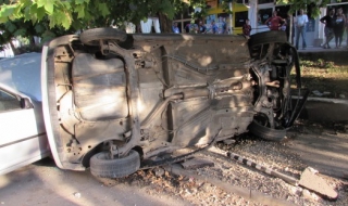 Пиян шофьор се обърна по таван след гонка с полицията