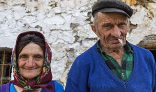 Пенсионерите в Румъния ще получат ваучери за храна за Великден, над 45% от работещите се надяват на бонуси за празника