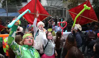 Клоуни излязоха на масов протест в Боливия (СНИМКИ)