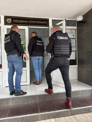 Специална операция на ГДБОП и ДАНС в Община Сунгурларе, проверяват обществени поръчки