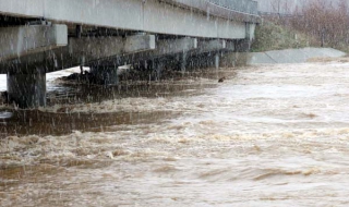 Наводнения, свлачища и евакуирани хора и в Кърджалийско