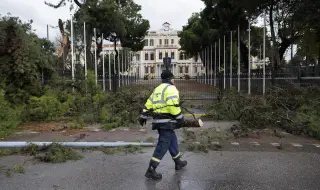 Силна буря парализира Солун