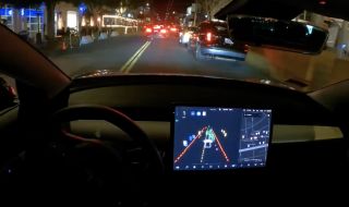 Автономна Tesla не се затрудни по натоварените тъмни улици (ВИДЕО)
