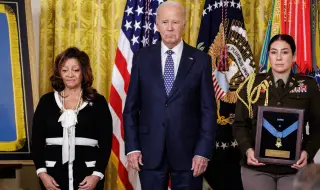 Biden awards Vietnam veterans 