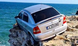 Автомобил се озова на ръба на скалите край Тюленово