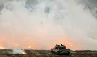 Head-on collision! Ukrainian Leopard tanks destroyed a Russian armored column near Kurakhovo 