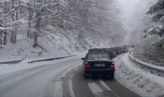 На "Петрохан": Аварирали коли, сериозно задръстване и силен снеговалеж.