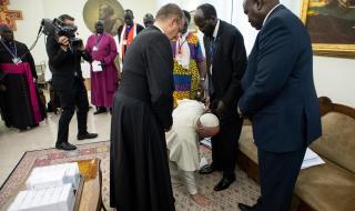 Папата целуна краката на лидерите на Южен Судан