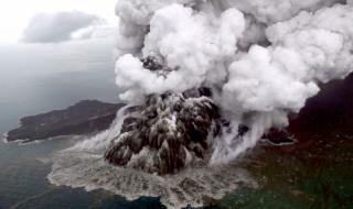 Изригна вулканът Анак Кракатау