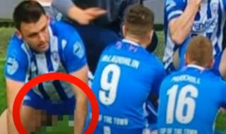 Футболист прекали с водата - облекчи се на терена (ВИДЕО)