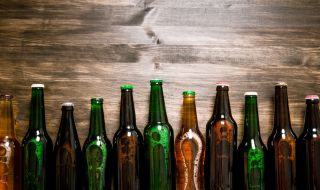 Защо бутилките за бира са зелени или кафяви?