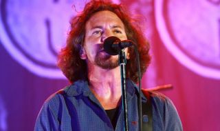 Вокалистът на Pearl Jam загуби гласа си заради пожарите във Франция