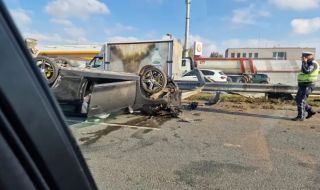 Зрелищна катастрофа в София, кола се обърна по таван, има двама ранени (СНИМКИ)