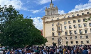 Пред сградата на президентството върви протест "Защита на парламентарната република"