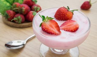 Рецепта на деня: Желирано кисело мляко с ягоди