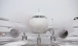 Руски самолет се приземи върху замръзнала река