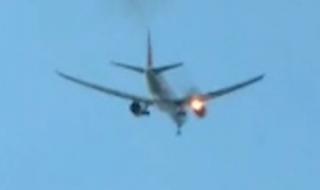 Самолет с 347 пътници кацна аварийно заради пламнал двигател